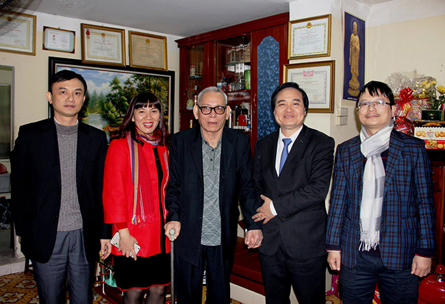 Giám đốc Đại học Quốc gia Hà Nội thăm và chúc tết NGND. GS. TSKH Nguyễn Châu